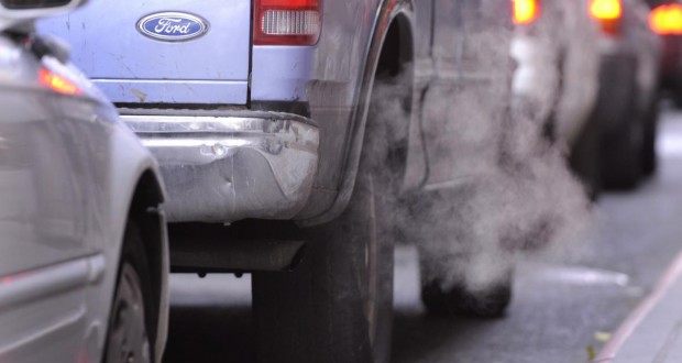 jedovatý smrad z výfuků