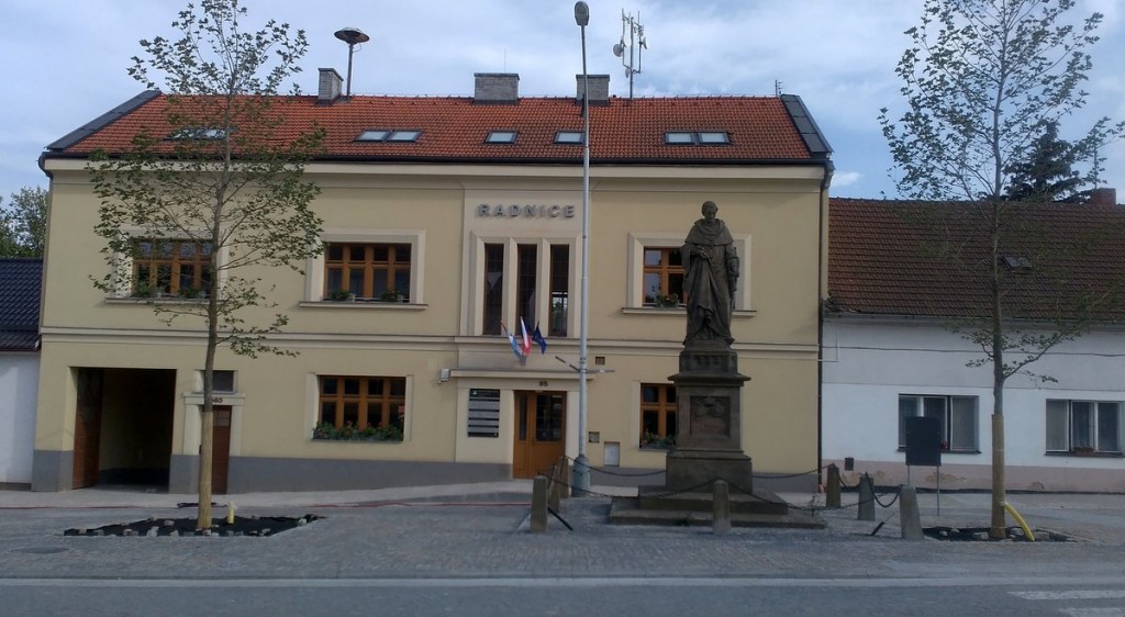 v Úvalech