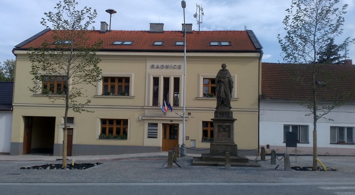 v Úvalech